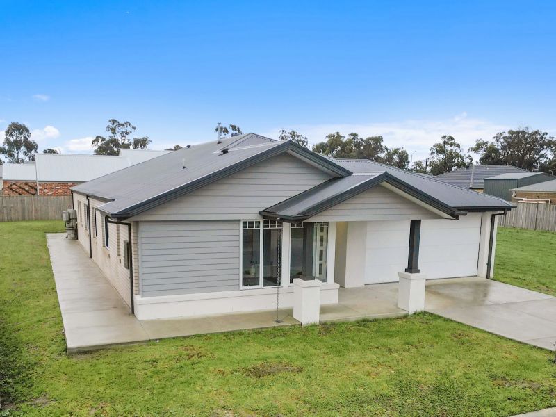11 Ironbark St, Newborough, VIC 3825