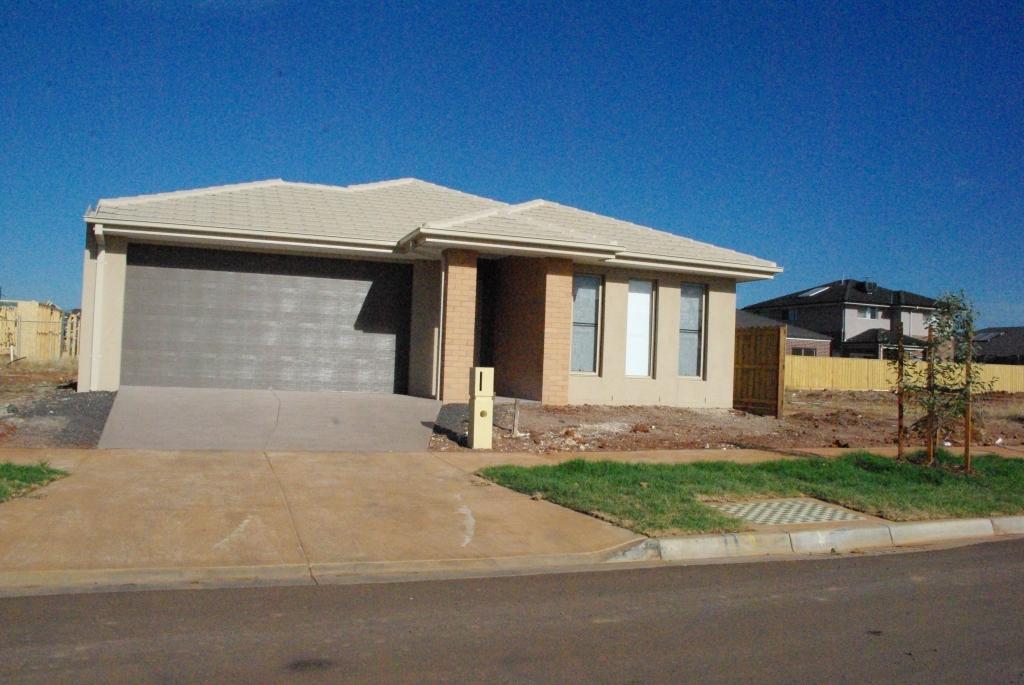 16 QUARTERS ST, AINTREE, VIC 3336
