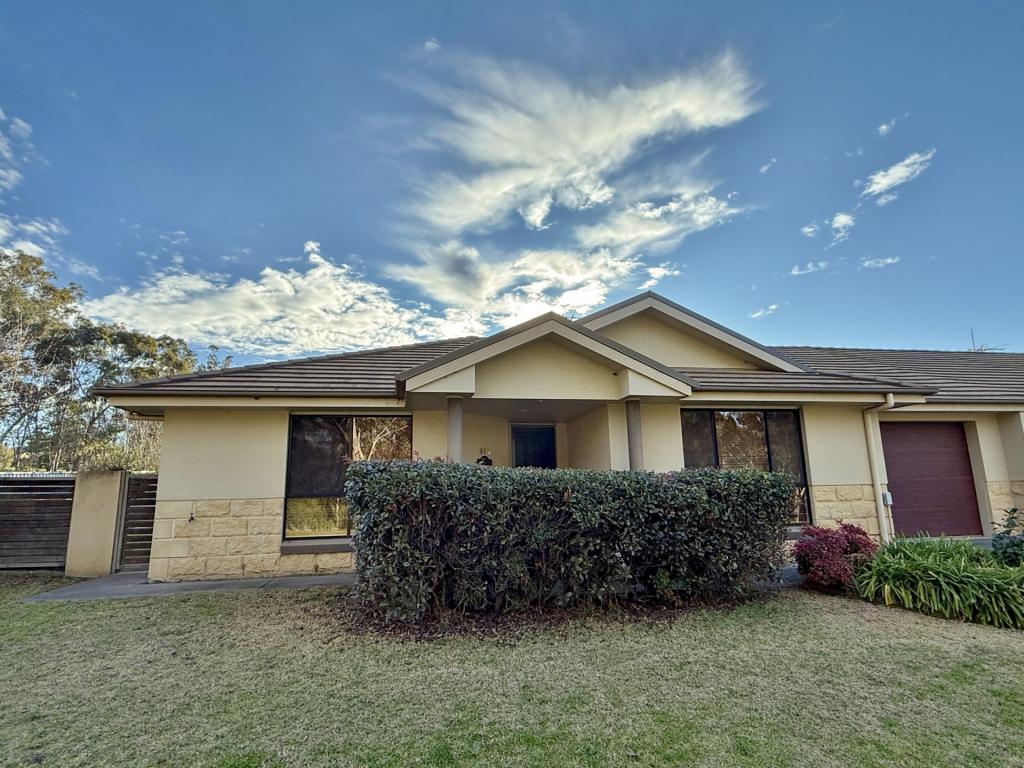 2/97 Binalong St, Young, NSW 2594