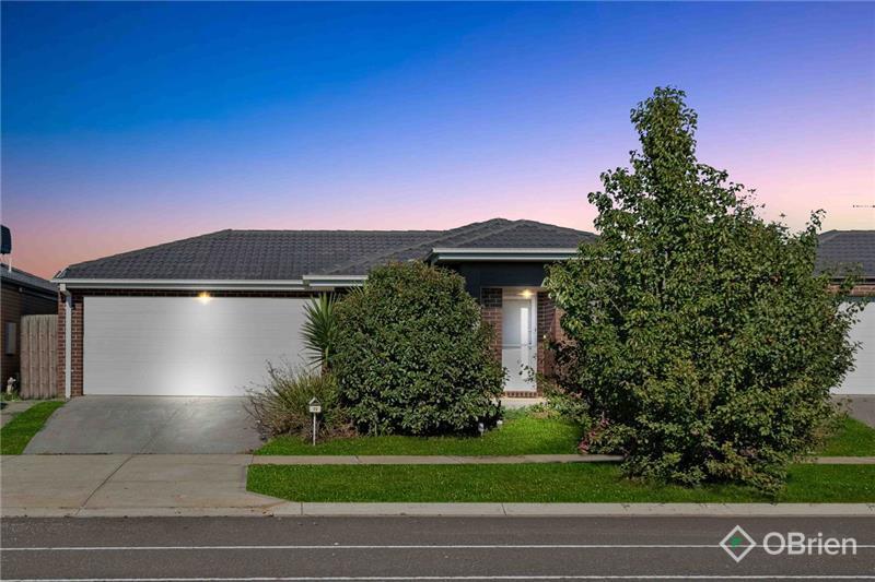 25 Toolern Waters Dr, Weir Views, VIC 3338