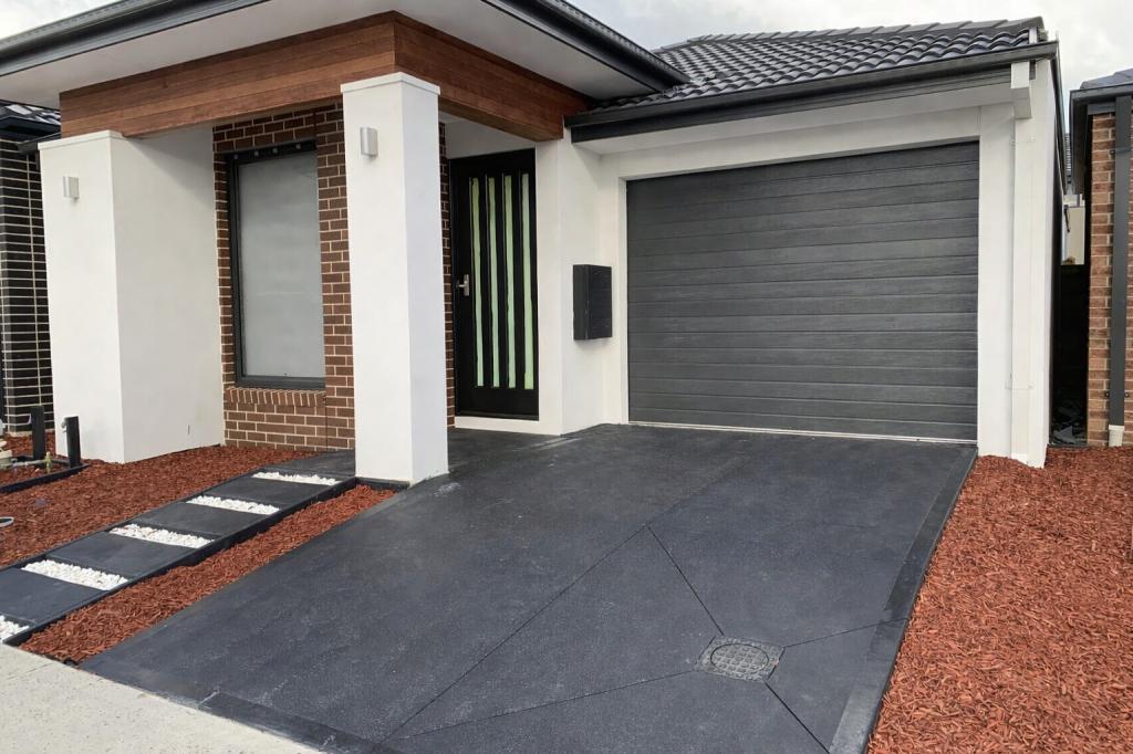 8 Greenfinch Dr, Clyde North, VIC 3978