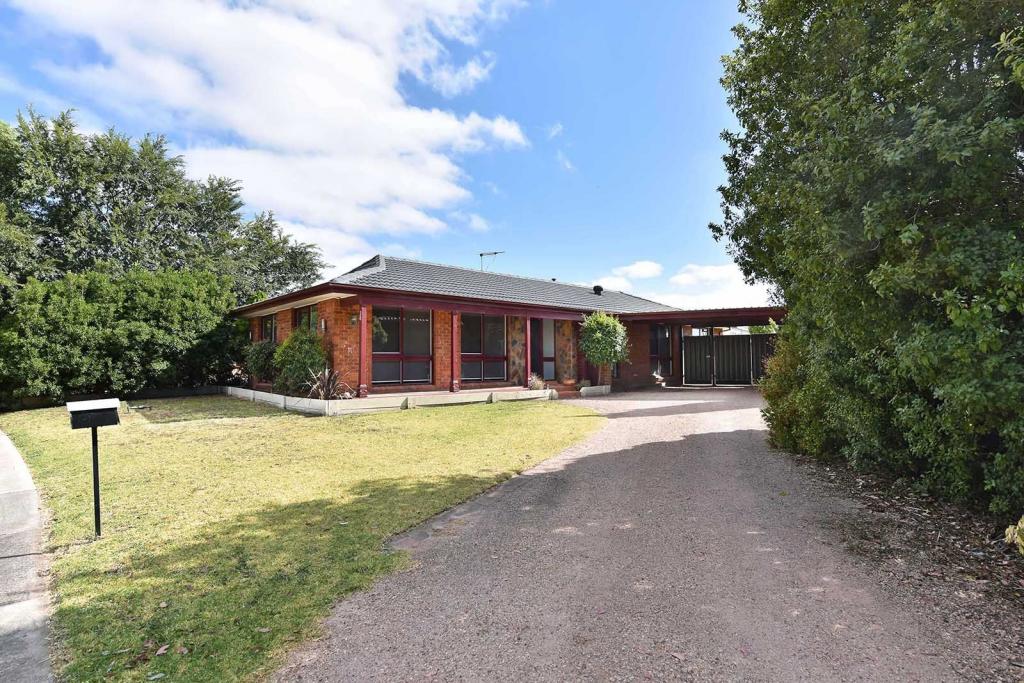 30 Dunrossil Dr, Sunbury, VIC 3429