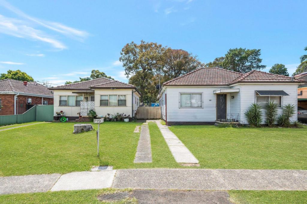 717 & 719 HENRY LAWSON DR, EAST HILLS, NSW 2213