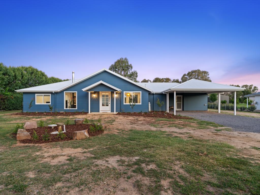 18 Johnson St, Oxley, VIC 3678