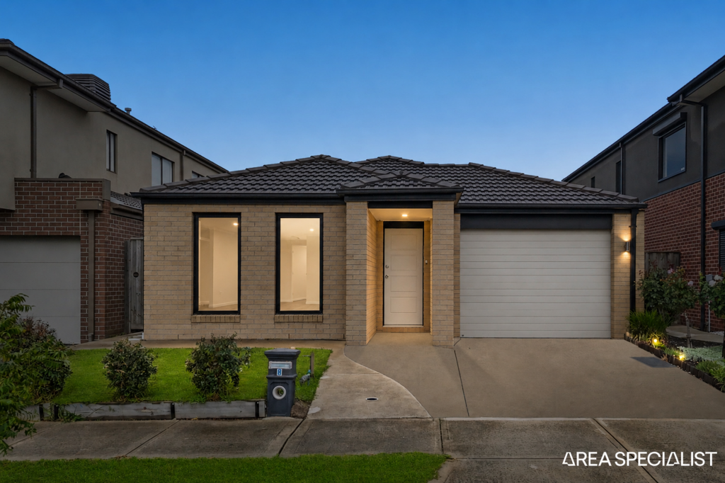 8 Dalziell Cres, Cranbourne North, VIC 3977