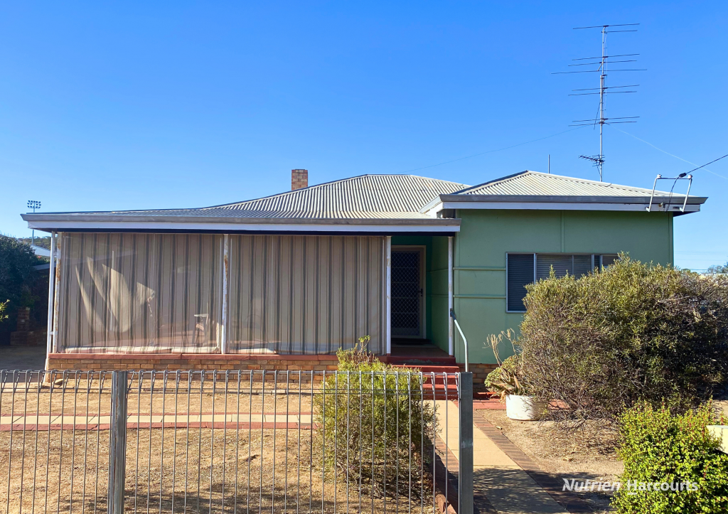 27 James St, Kellerberrin, WA 6410