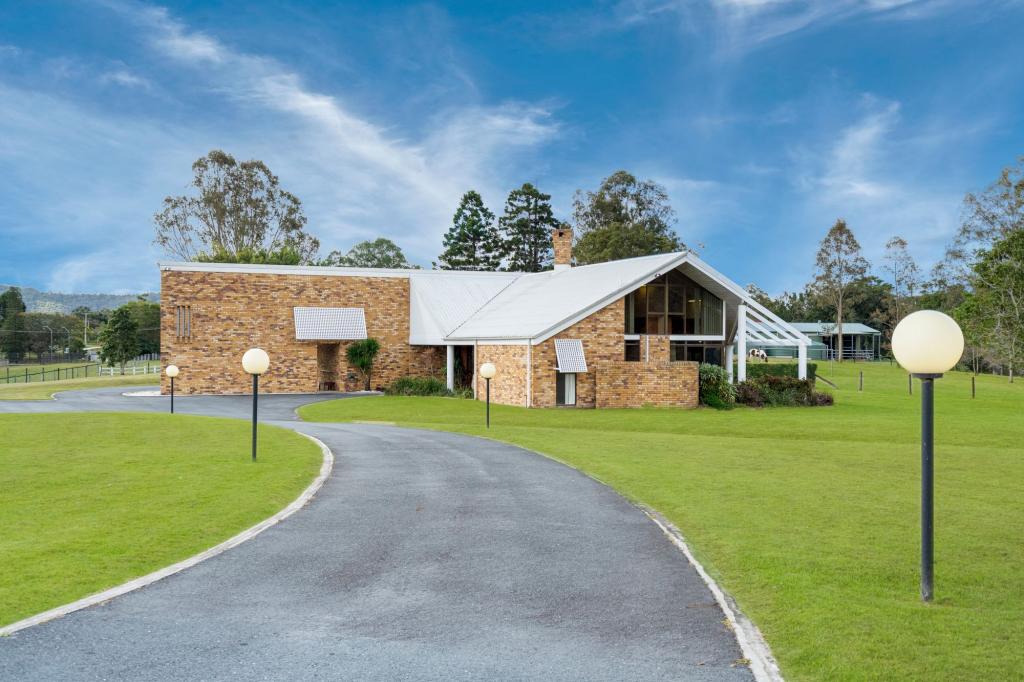 2 Mountain View Ct, Samford Valley, QLD 4520