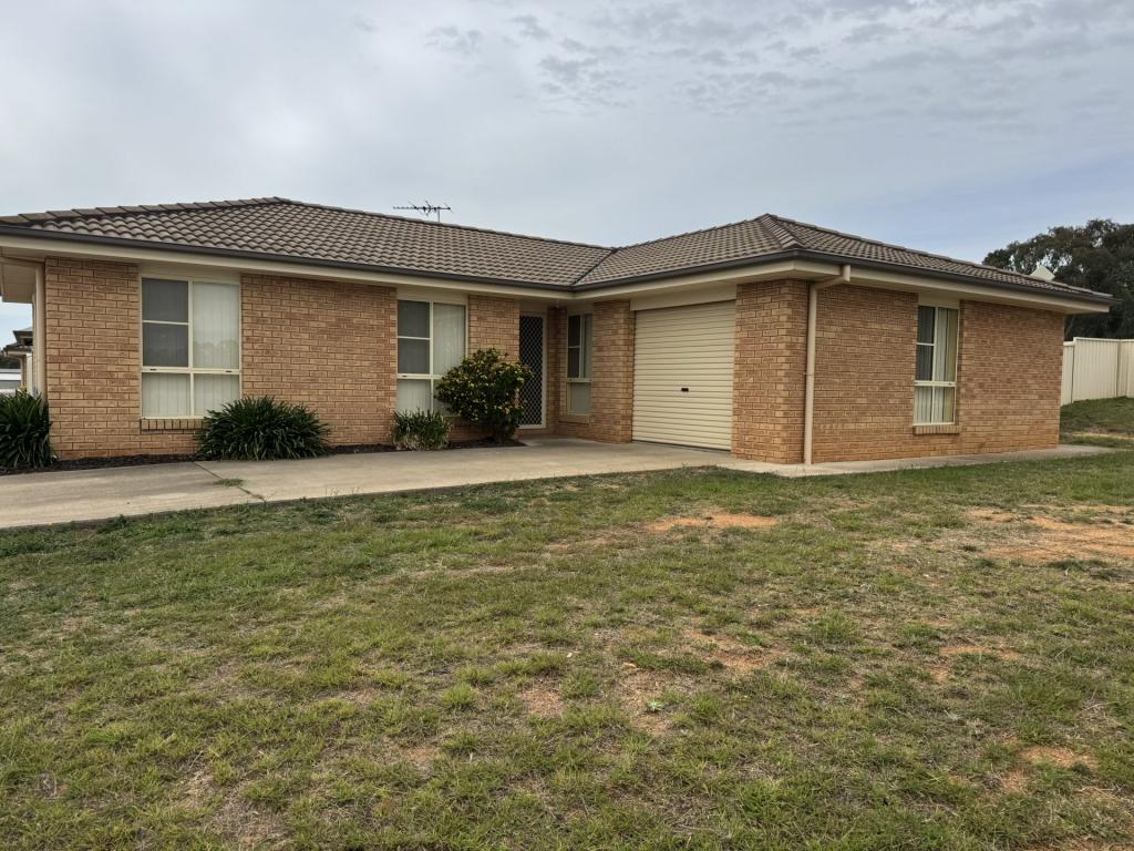 1/72 BRIGGS ST, YOUNG, NSW 2594