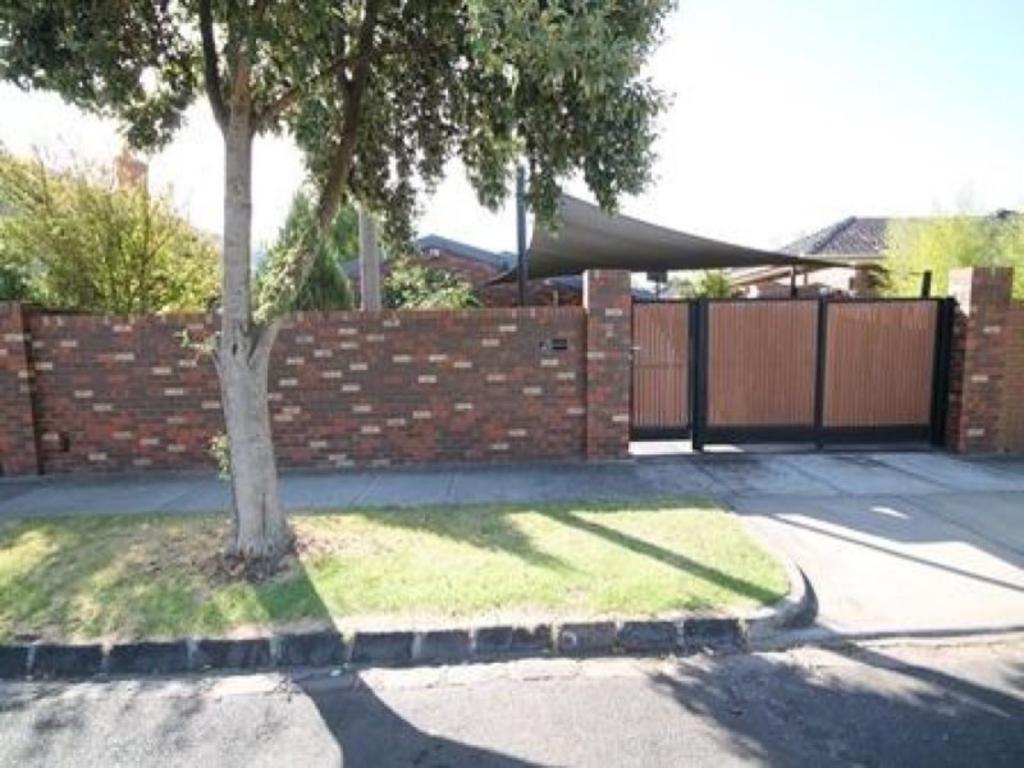 18 HOLLAND GR, CAULFIELD NORTH, VIC 3161