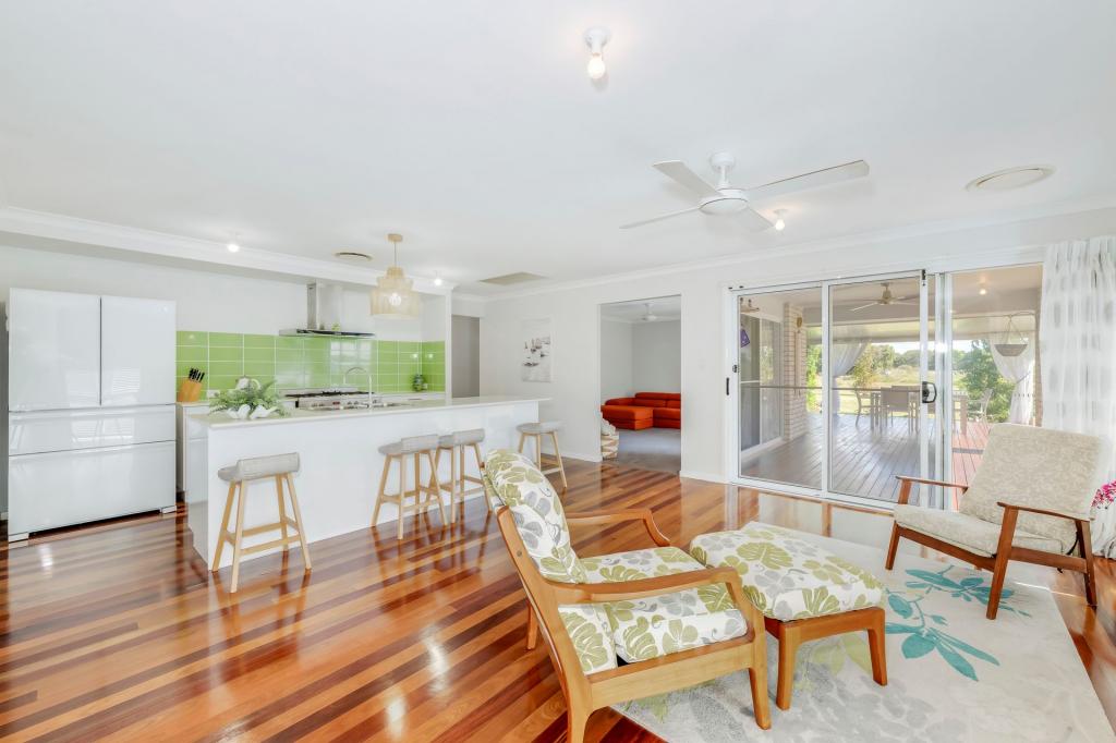 3 Raewood Cl, Coral Cove, QLD 4670