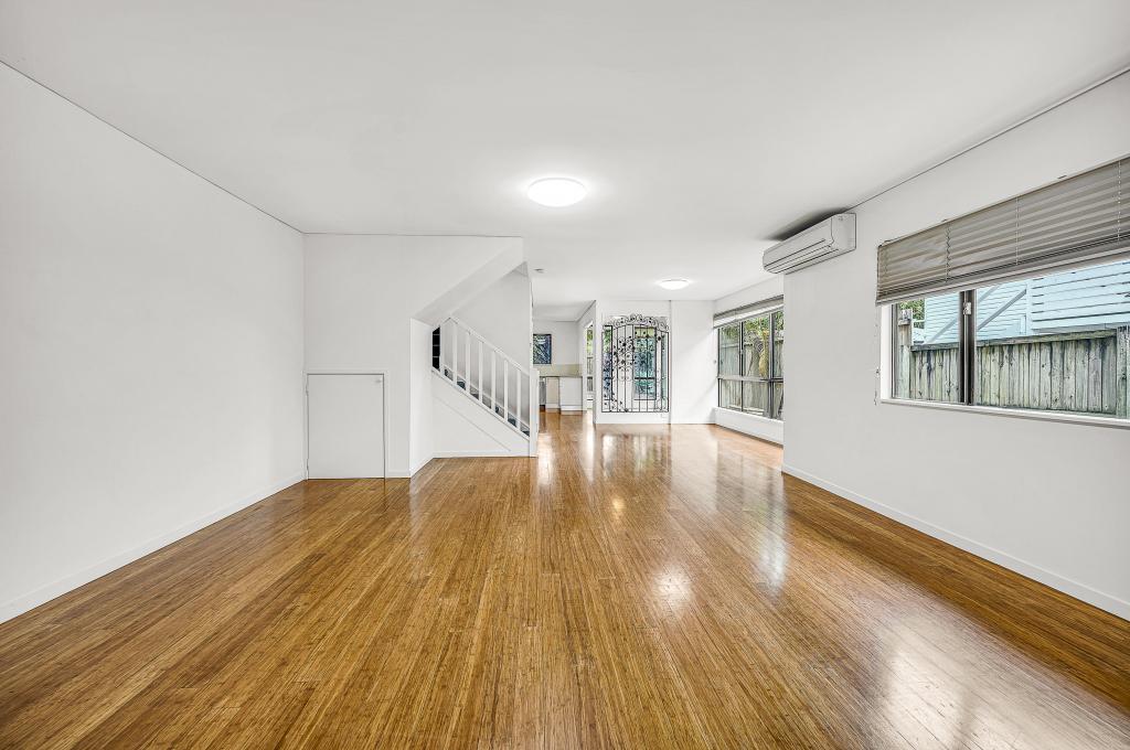 2/5 College Ave, Southport, QLD 4215