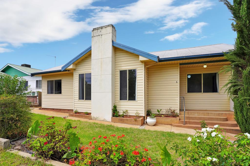 5 Macassar St, Cowra, NSW 2794