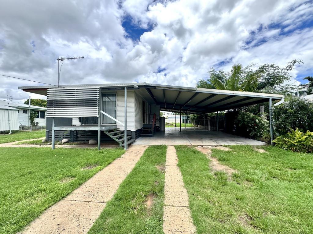 8 CHIFLEY CT, MORANBAH, QLD 4744