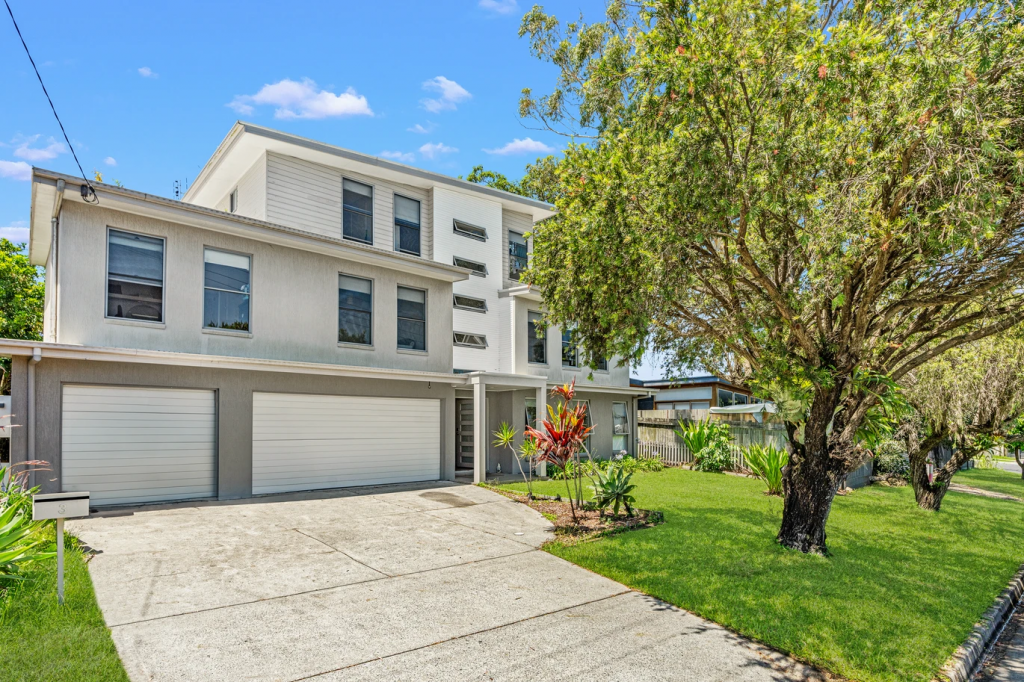 3 Fourth Ave, Labrador, QLD 4215