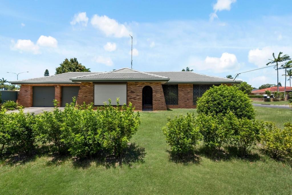 2 Fairway Dr, Clear Island Waters, QLD 4226