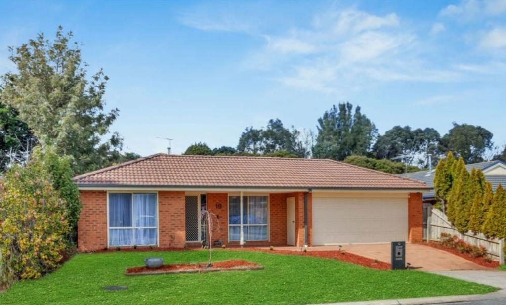 19 BROOKE CT, PAKENHAM, VIC 3810