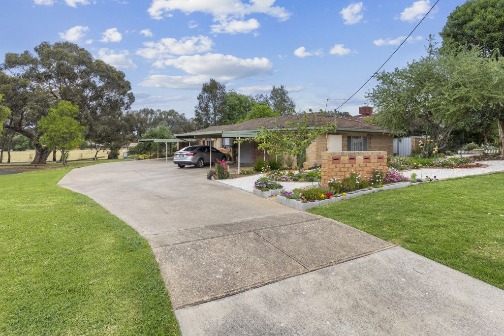 1/2 Fairbairn Cres, Kooringal, NSW 2650