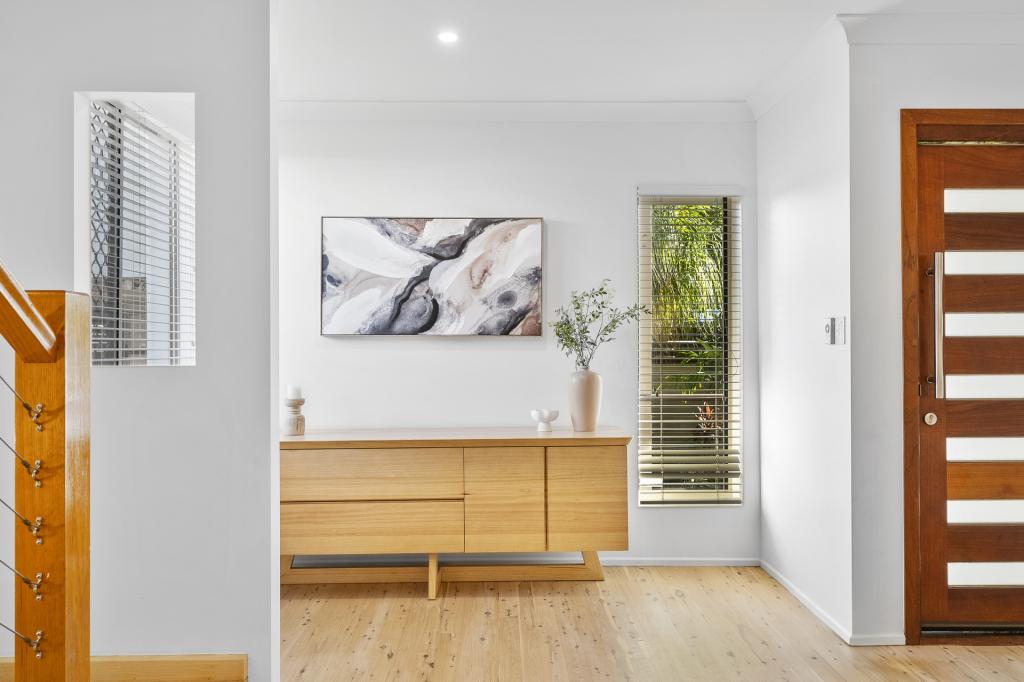 7 First Ave, Labrador, QLD 4215