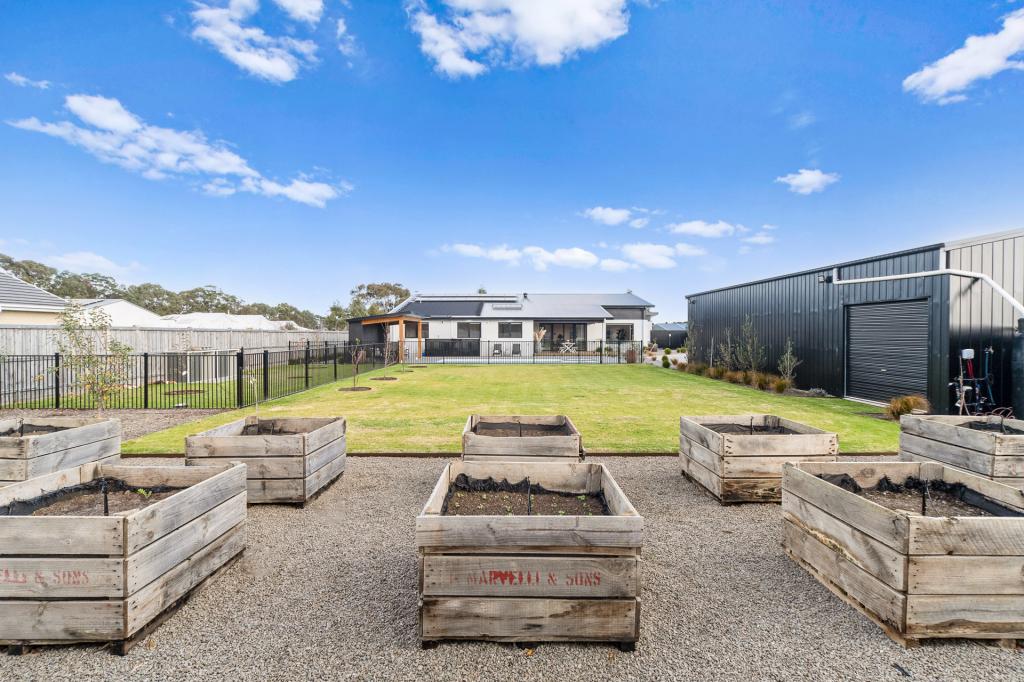 24 Lindenderry Cct, Mornington, VIC 3931