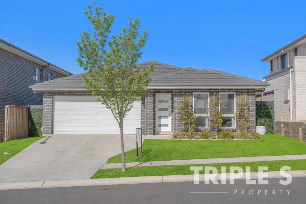 12 Lantern St, Menangle Park, NSW 2563