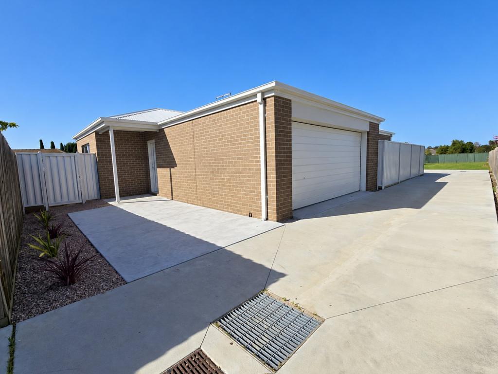2/32 Charles St, Lucknow, VIC 3875