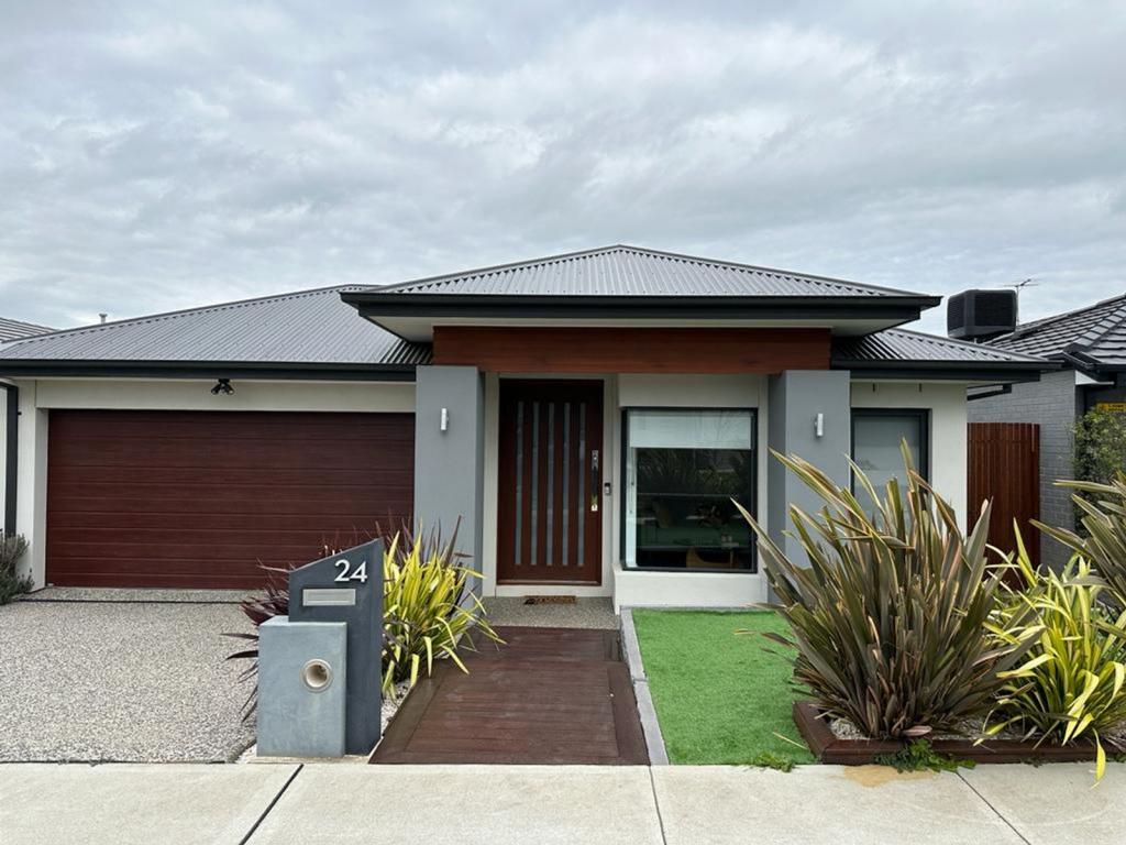 24 Outfield Rd, Clyde, VIC 3978