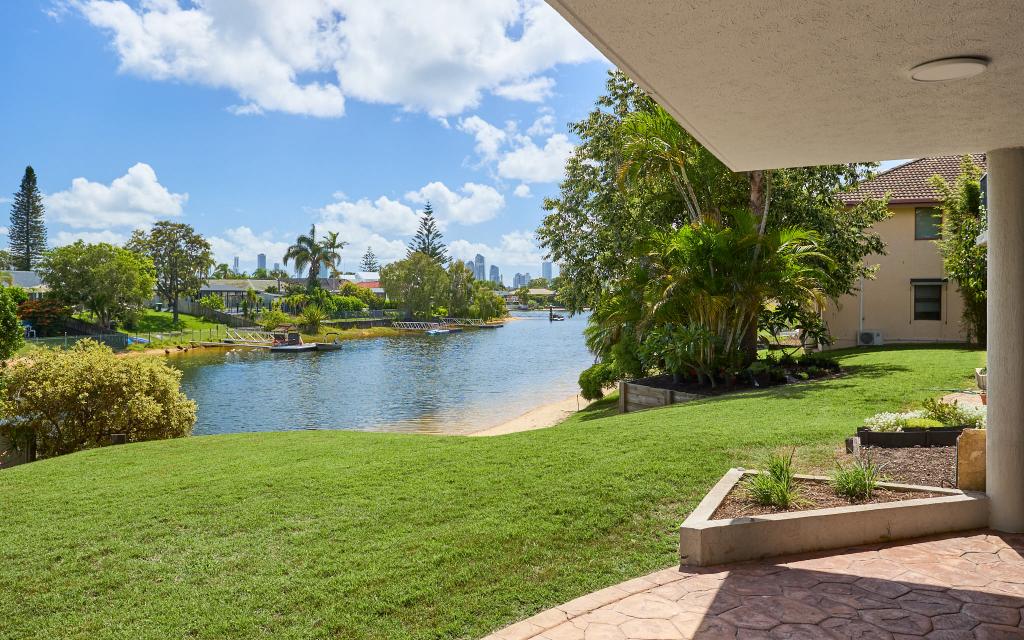 2/2 Dunlop Ct, Mermaid Waters, QLD 4218