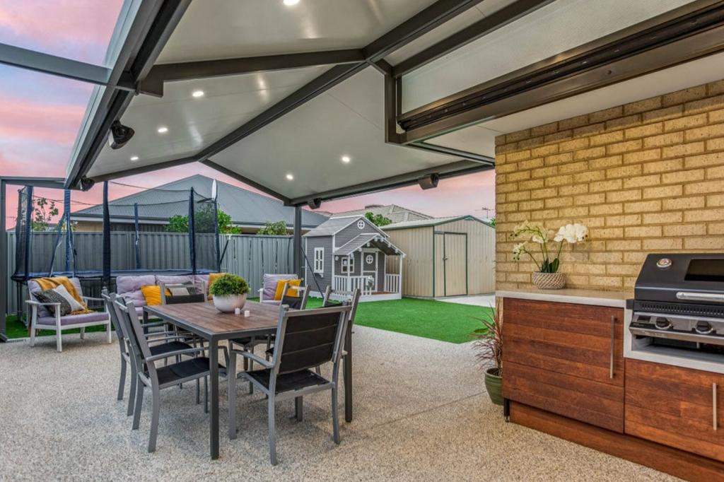 18 Barton Loop, Piara Waters, WA 6112