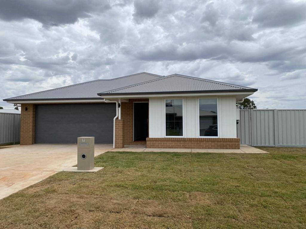 7 Hawkins St, Temora, NSW 2666