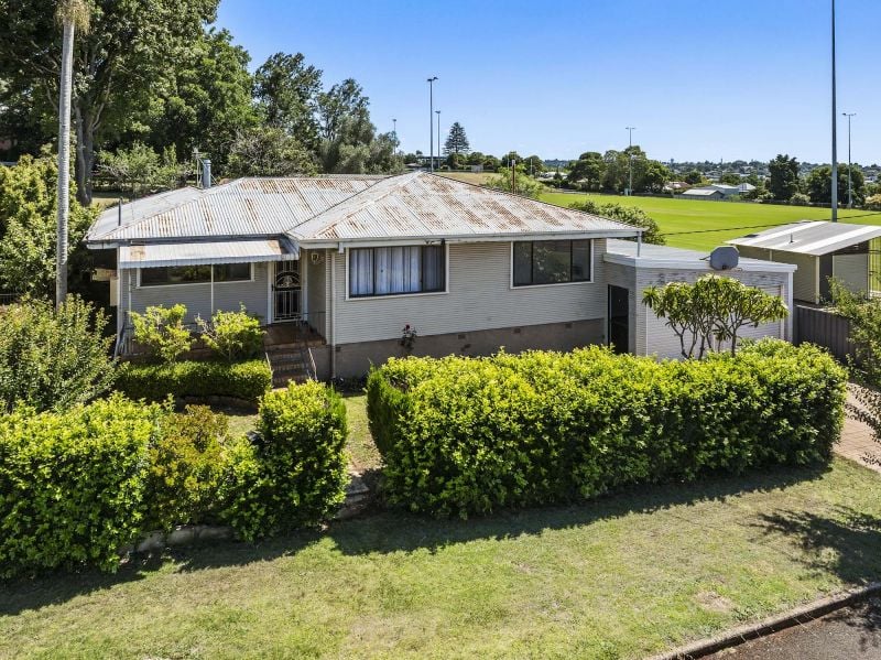 8 Perkins St, South Toowoomba, QLD 4350