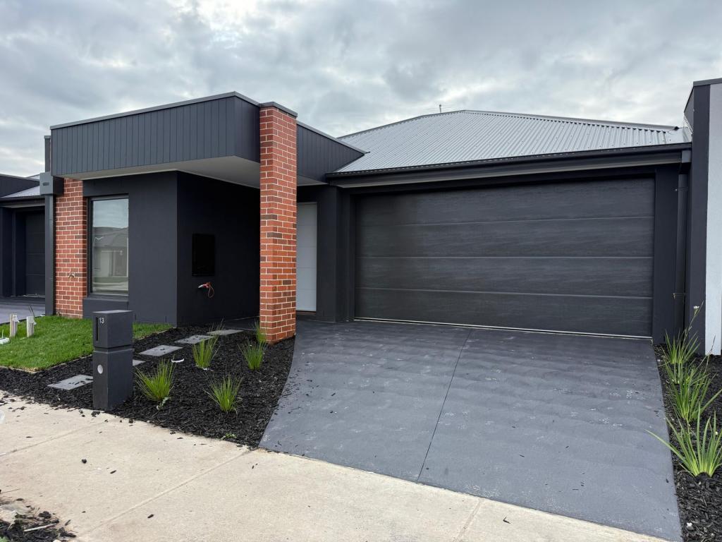 13 Rockdale Rd, Clyde North, VIC 3978