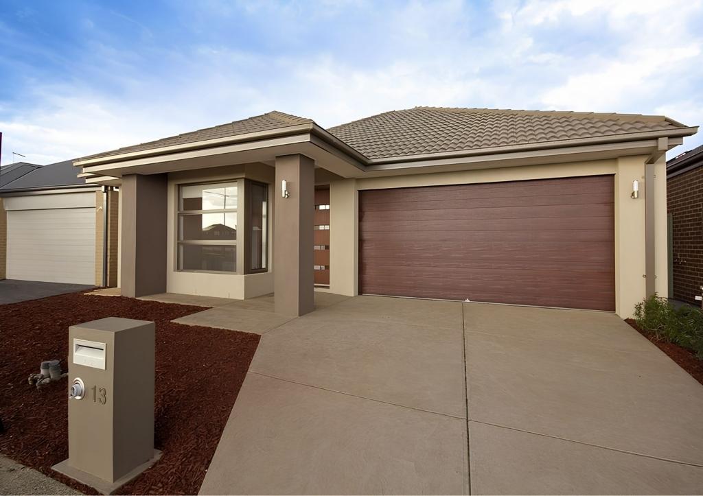 13 IVY LEAF RD, PAKENHAM, VIC 3810