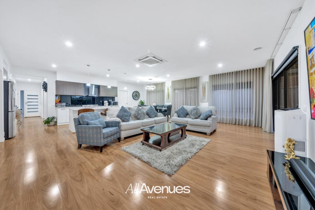 18 Deoro Pde, Clyde North, VIC 3978