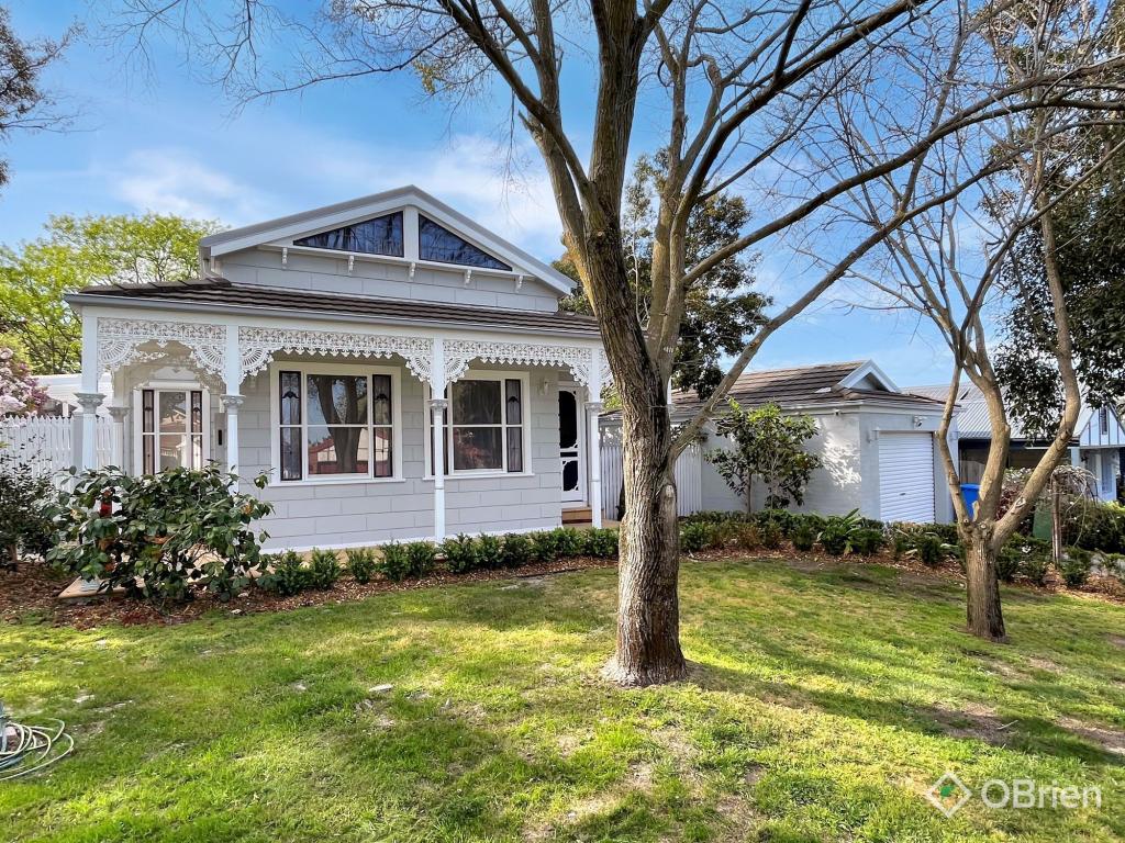 1 ADELAIDE CL, BERWICK, VIC 3806