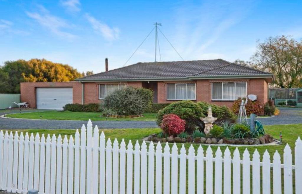 829 Midland Hwy, Mount Rowan, VIC 3352