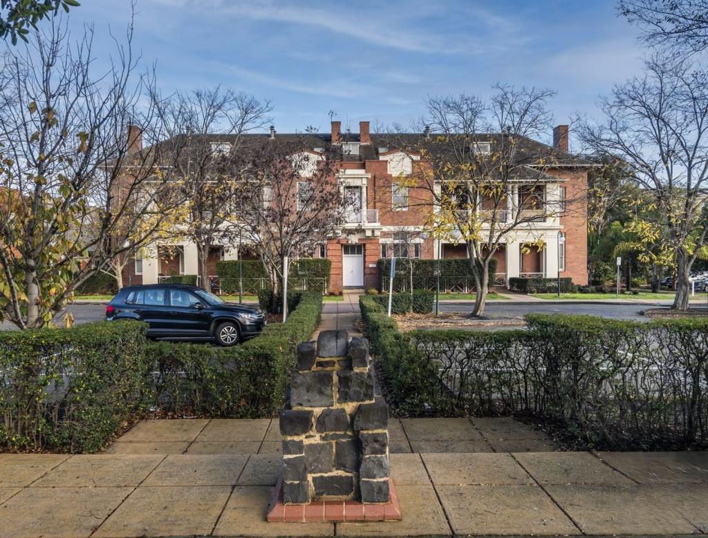 15 GATEHOUSE PL, MARIBYRNONG, VIC 3032