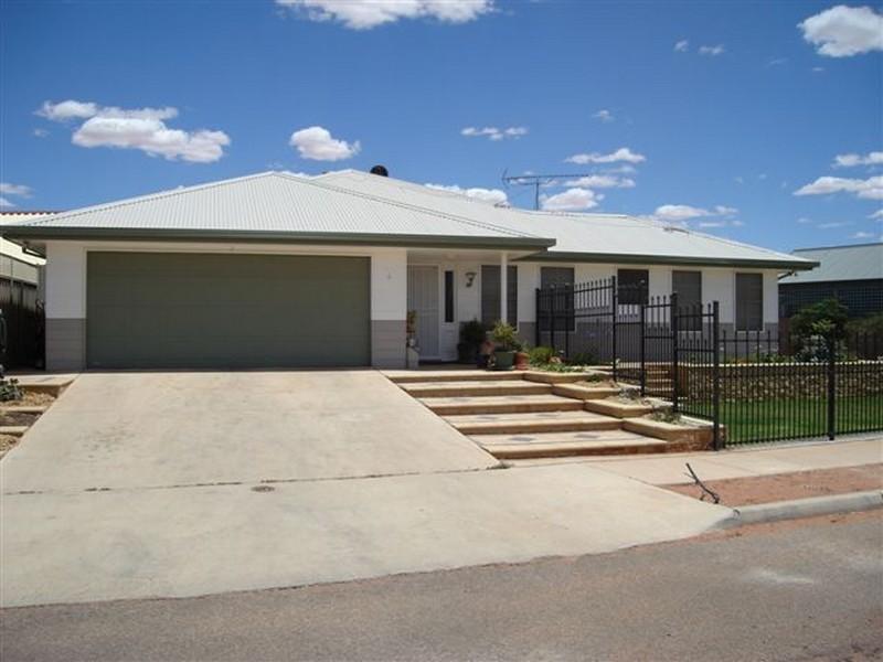 4 AGONIS RD, ROXBY DOWNS, SA 5725