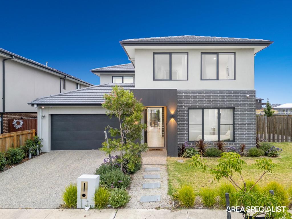 2 Woolly Pde, Clyde North, VIC 3978