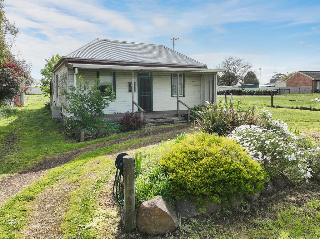 92 Clarke St, Cobden, VIC 3266