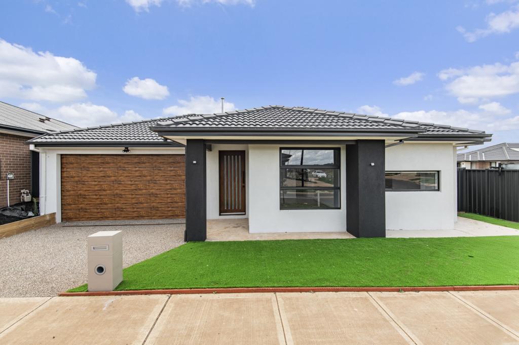 70 Walton St, Melton South, VIC 3338