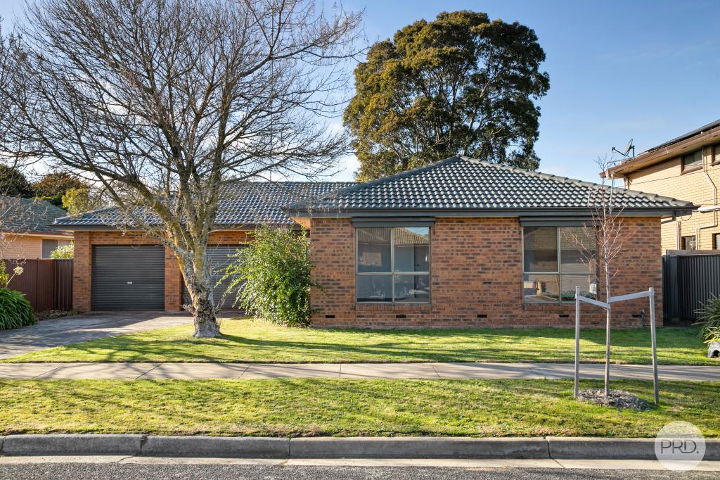 58 LAKE ST, WENDOUREE, VIC 3355