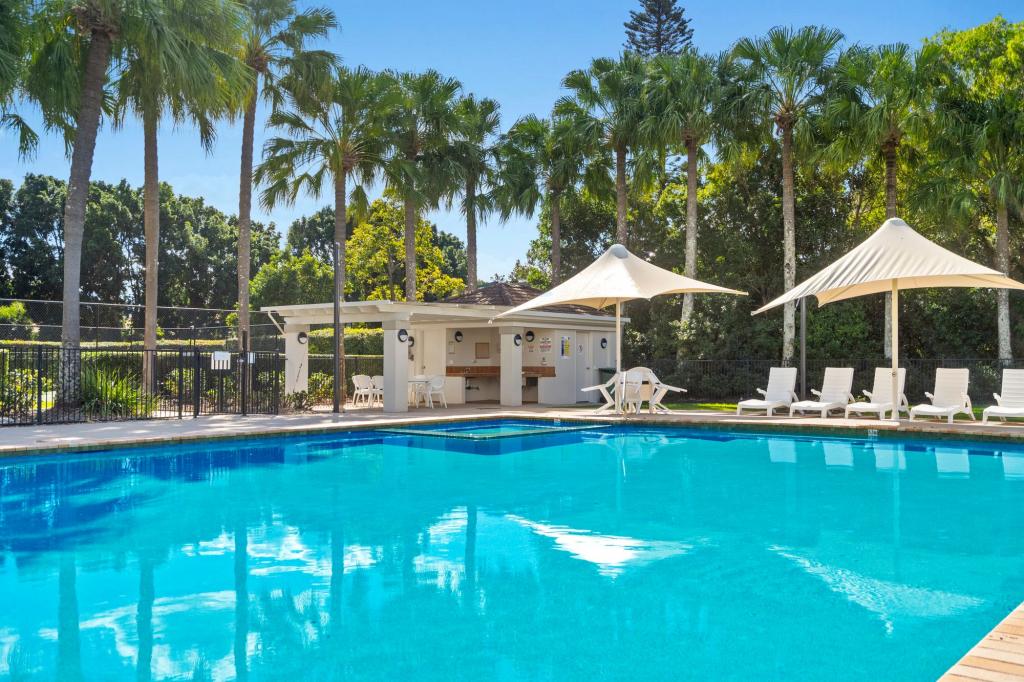 8484 Magnolia Dr E, Hope Island, QLD 4212