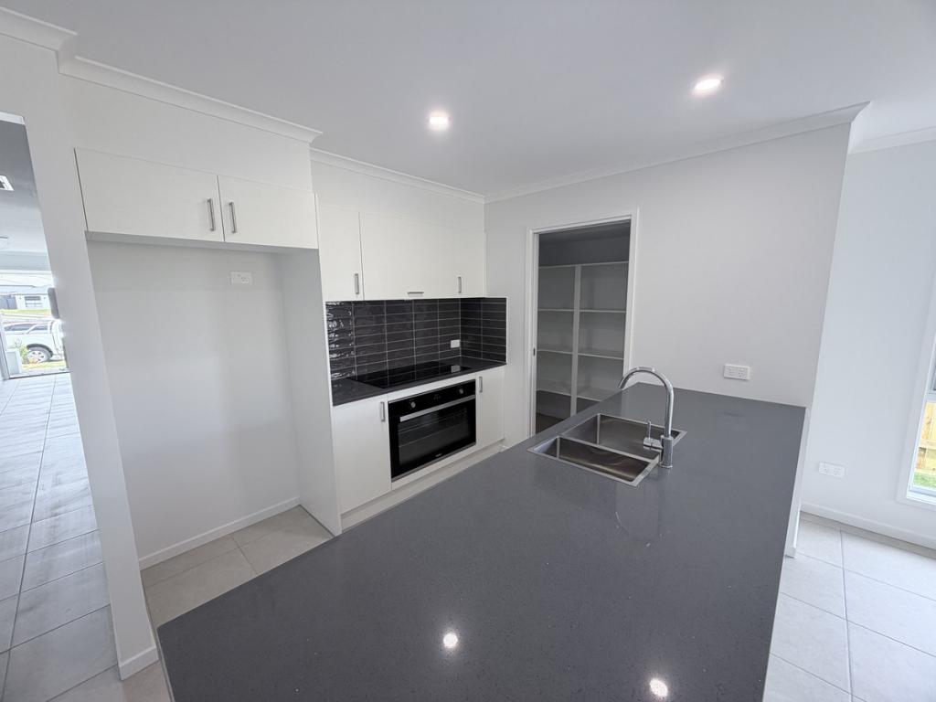 8 Aspect Cct, Flagstone, QLD 4280