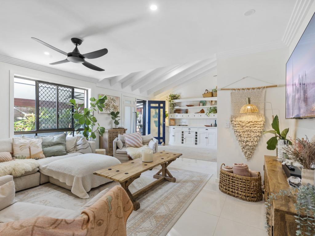 2 Larentia St, Currumbin Waters, QLD 4223