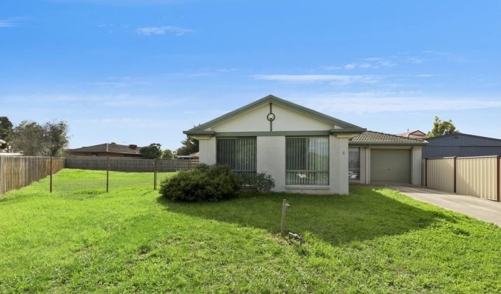 4 Helder Ct, Melton West, VIC 3337