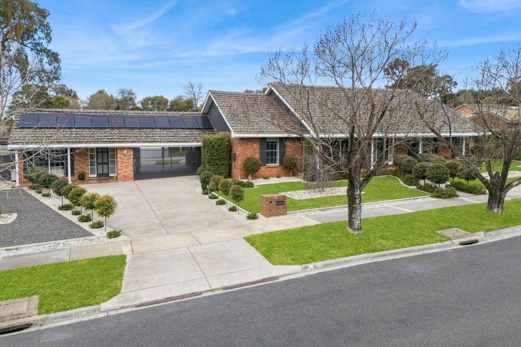 10 Herbert Ave, Strathdale, VIC 3550