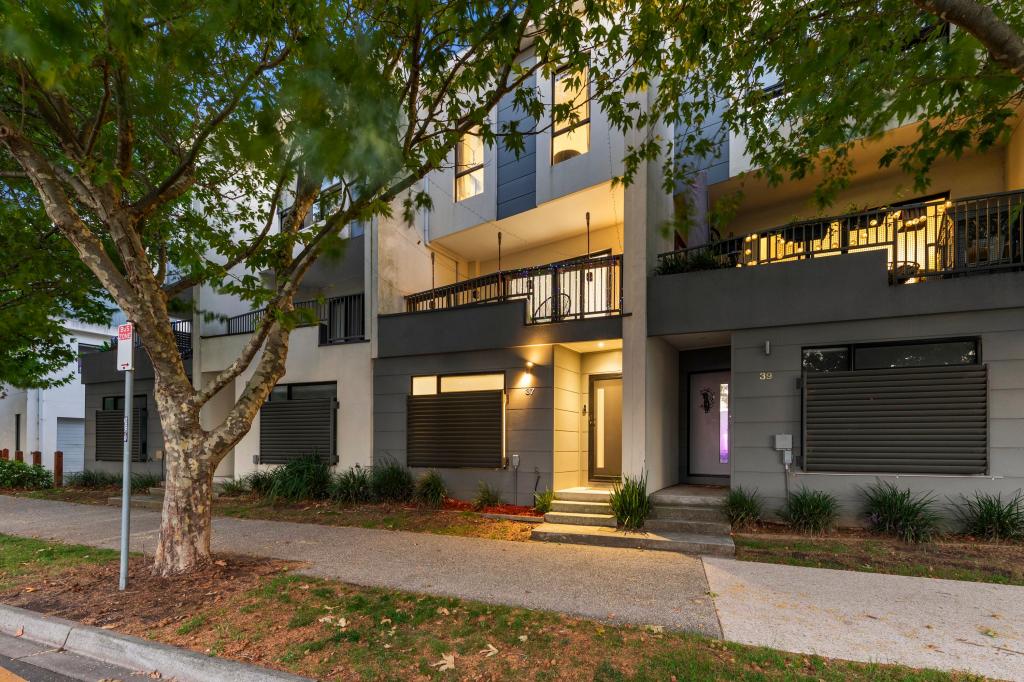 37 Lakeside Bvd, Pakenham, VIC 3810