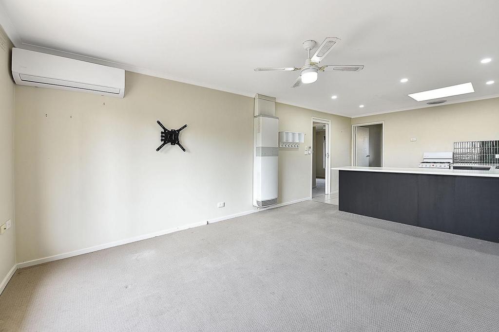 2/159 Oshanassy St, Sunbury, VIC 3429