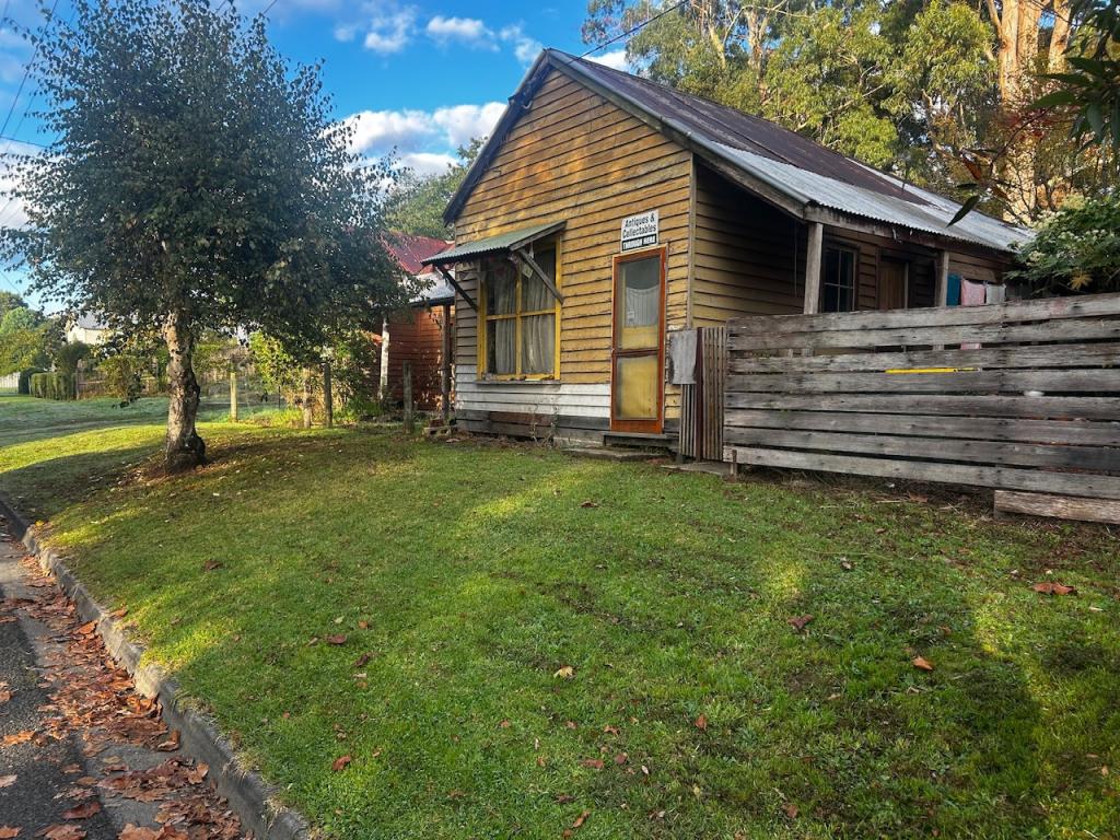 12 STATION ST, FORREST, VIC 3236