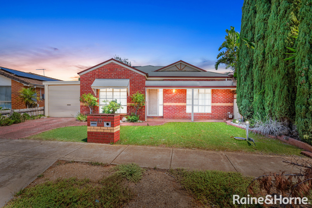 11 Clarendon Dr, Melton South, VIC 3338